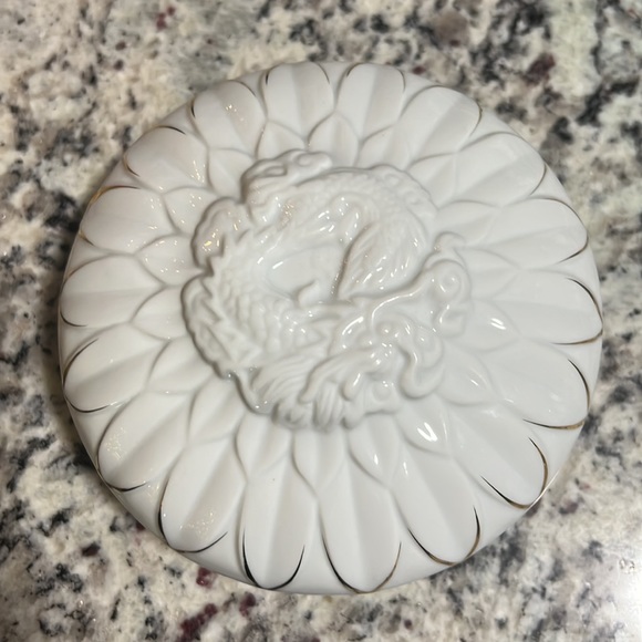New Elizabeth Arden Royal Dragon Trinket Dish in Milk Glass - Picture 2 of 6